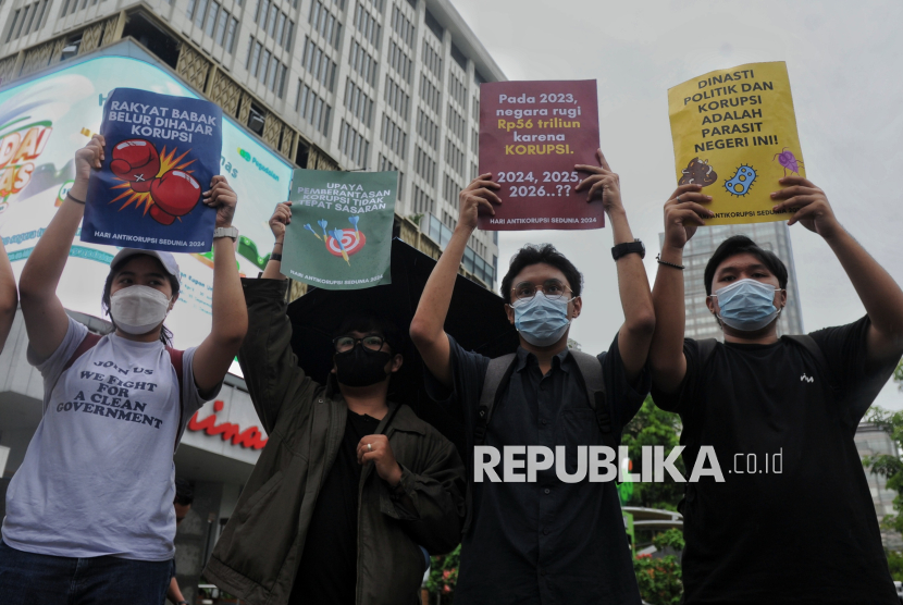 Peserta aksi yang tergabung dalam Indonesia Corruption Watch (ICW) melakukan aksi di kawasan Sarinah, Jalan M.H Thamrin, Jakarta, Senin (9/12/2024). Aksi tersebut merupakan bentuk kritik terhadap pemerintah dan lembaga Komisi Pemeberantasan Korupsi (KPK) pada Hari Antikorupsi Sedunia yang dimana pada tahun 2023, Indonesia merupakan negara dengan skor Indeks Persepsi Korupsi hanya 34 atau berada diperingkat 115 dari 180 negara. ICW menilai Indonesia menghadapi ujian berat dengan tiga persoalan besar yakni pemberantasan korupsi, kualitas demokrasi dan dampak krisis iklim. Tiga persoalan besar tersebut dianggap saling berkaitan dimana dampak dari tingginya angka korupsi di Indonesia berbanding lurus dengan kerusakan lingkungan. Dalam hal ini, pada tahun 2023, jumlah kerugian negara akibat korupsi mencapai Rp56 triliun.