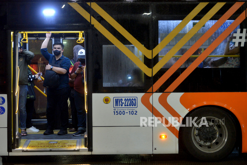 Warga menaiki bus Transjakarta di Stasiun Tebet, Jakarta Selatan, Jumat (16/12/2022).