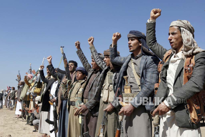 Pasukan Houthi melakukan unjuk rasa menentang serangan AS dan Inggris di situs militer yang dikelola Houthi dekat Sanaa, Yaman, pada Ahad, 14 Januari 2024. (ilustrasi)