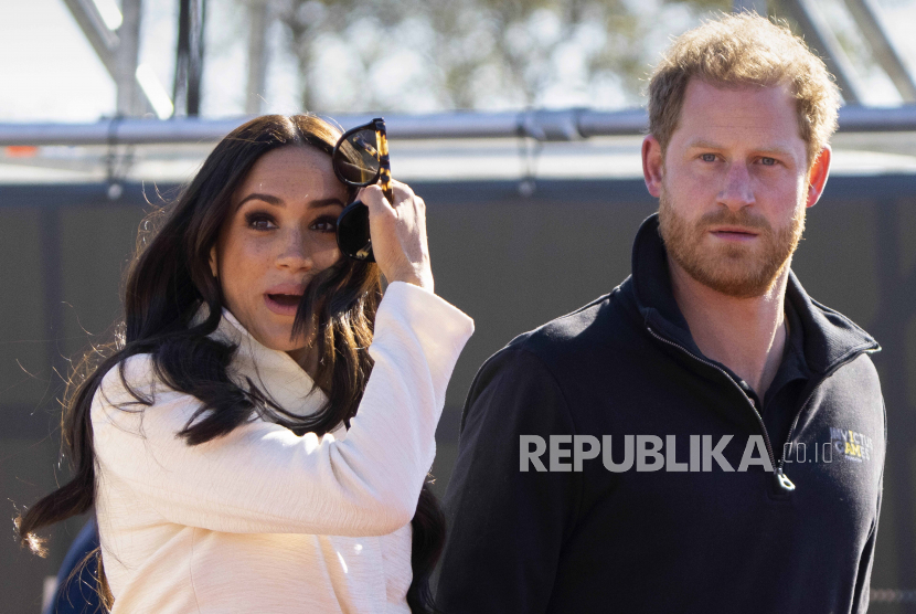 FILE - Prince Harry and Meghan Markle, Duke and Duchess of Sussex visit the track and field event at the Invictus Games in The Hague, Netherlands, Sunday, April 17, 2022.   The production company founded by Prince Harry and his wife, Meghan, are splitting ways with Spotify, Friday, June 16, 2023, less than a year after the debut of their podcast Archetypes.