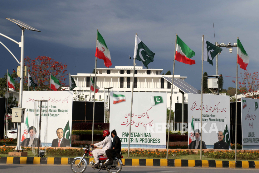 Bendera Iran dan Pakistan berkibar di Islamabad.