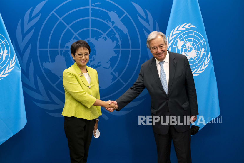  Retno Lestari Priansari Marsudi, Menteri Luar Negeri Republik Indonesia, bertemu dengan Sekretaris Jenderal PBB Antonio Guterres di markas besar PBB, Minggu, 18 September 2022.