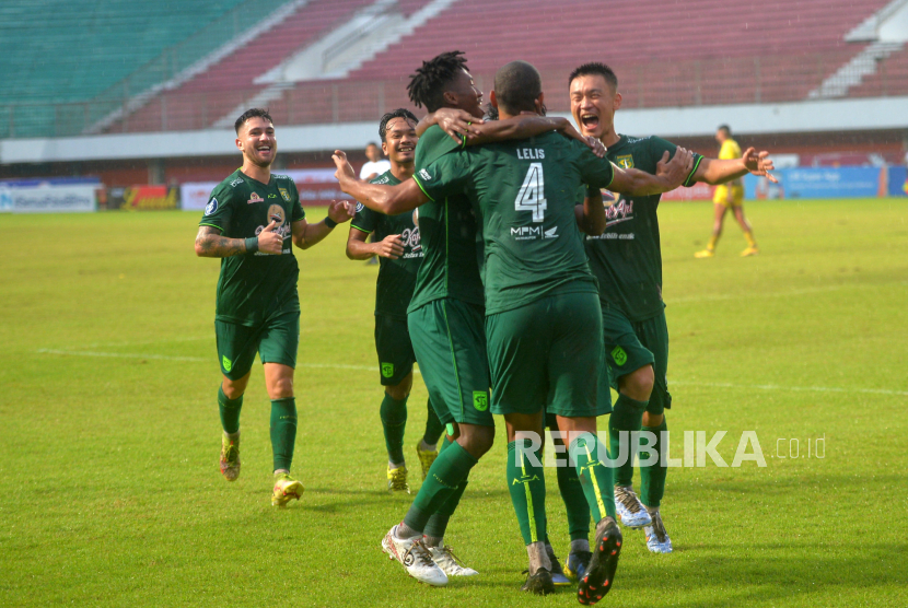 Para pemain Persebaya Surabaya melakukan selebrasi usai mencetak gol ke gawang lawan/ilustrasi.