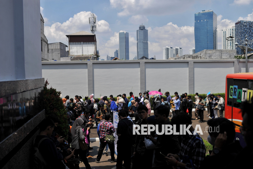 Para pencari kerja mengantre di Jaknaker Expo 2024 di Balai Sudirman, Tebet, Jakarta, Kamis (21/11/2024). Kementerian Ketenagakerjaan mengatakan 58 ribu lowongan kerja segera tersedia.