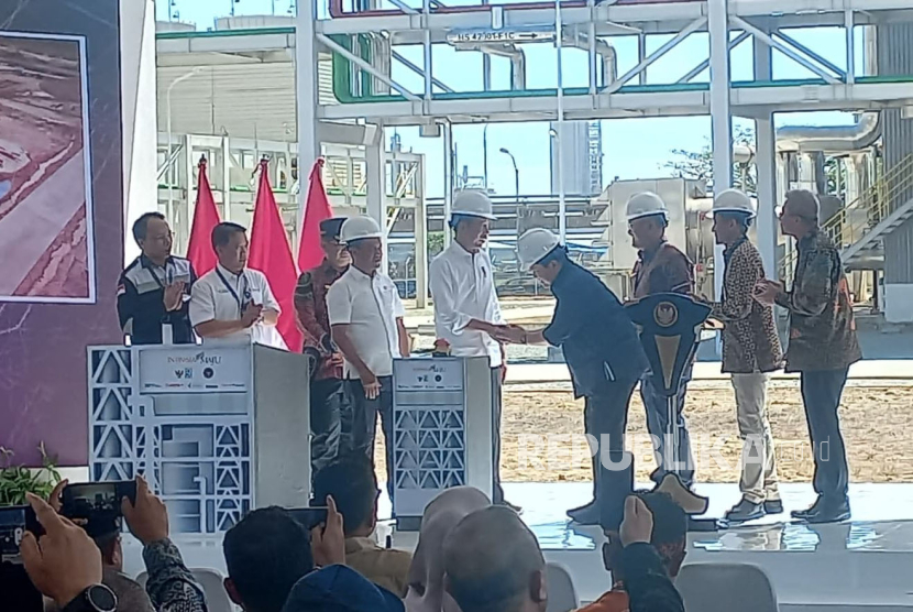 Presiden Joko Widodo didampingi Menteri BUMN Erick Thohir dan jajaran meresmikan pabrik Kaltim Amonium Nitrat (KAN) di Bontang, Kalimantan Timur pada Kamis (29/2/2024).  