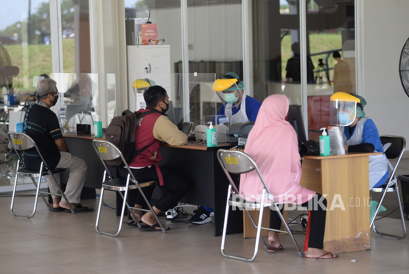Tenaga medis membantu warga melakukan regristrasi di Rumah Sakit Universitas Indonesia (RSUI), Depok.