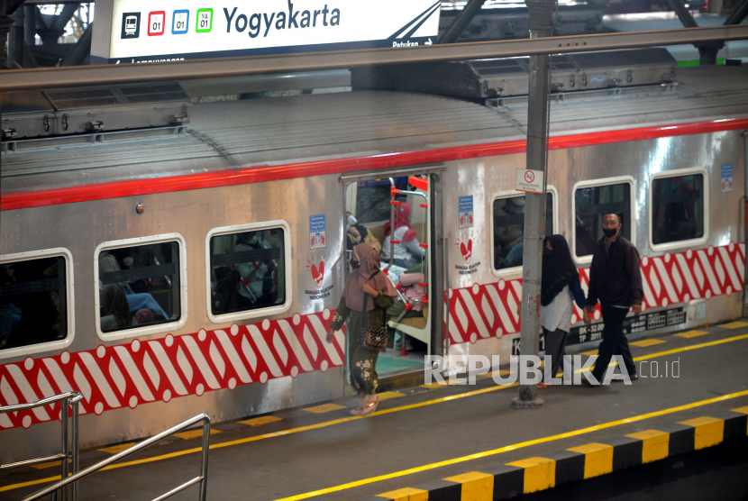 Penumpang memilih gerbong KRL Commuter Line di Stasiun Yogyakarta, Kamis (25/5/2023). 