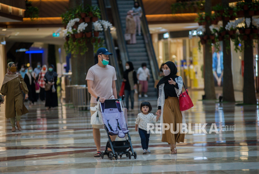 OOrang tua membawa anaknya ke pusat perbelanjaan di Jakarta Selatan (Dok). Epidemiolog UI mengingatkan orang tua untuk tidak mengajak anak ikut saat berbelanja di tengah pandemi Covid-19.