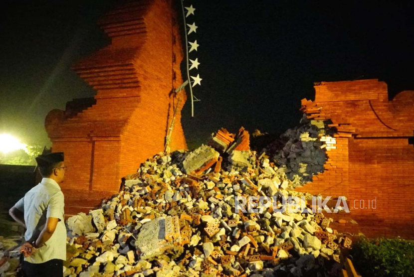Gapura Alun-alun Pataraksa Kabupaten Cirebon, yang baru diresmikan pada 10 November 2023, tiba-tiba ambruk, Selasa (2/1/2024) malam. 
