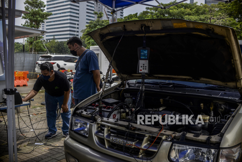 Petugas melakukan uji emisi gas buang kendaraan di Lapangan Parkir IRTI Monas, Jakarta, Senin (1/11). Terdapat 15 lokasi bengkel dan kios pelaksana uji emisi di Jakarta untuk warga yang ingin melakukan uji emisi kendaraan sebelum diterapkannya sanksi tilang berupa denda sebesar Rp 500.000 untuk mobil dan motor Rp 250.000 pada 13 November 2021. Republika/Putra M. Akbar