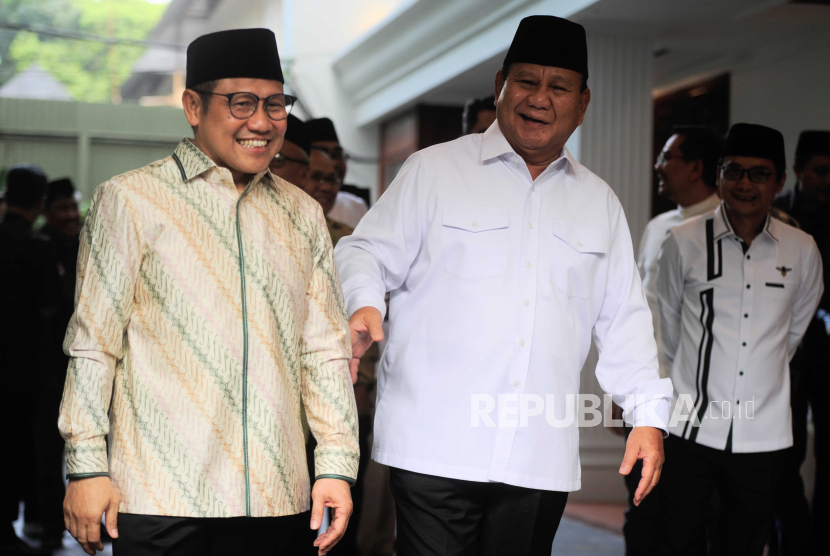 Ketua Umum Partai Gerindra Prabowo Subianto (kanan) bersama Ketua Umum Partai Kebangkitan Bangsa Muhaimin Iskandar saat akan melaksanakan pertemuan di Jakarta, Jumat (28/4/2023). Pertemuan tersebut sebagai ajang silaturahim antar kedua partai sekaligus membahas pematanganan Koalisi Kebangkitan Indonesia Raya.