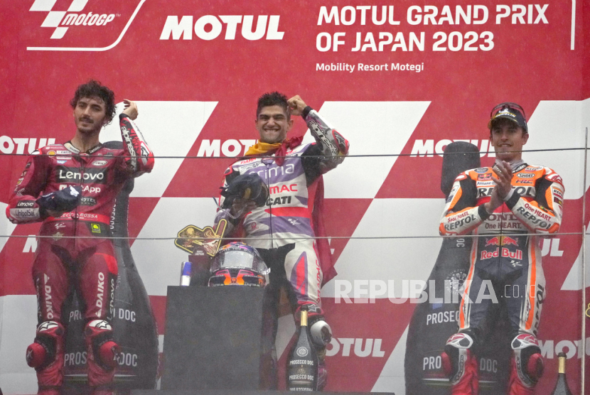 Pembalap Repsol Honda Marc Marquez (kanan) akhirnya berhasil naik podium pada GP Jepang di Sirkuit Twin Ring Motegi, Ahad (1/10/2023). 