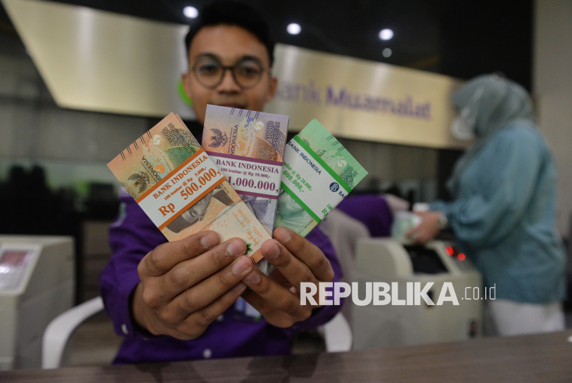 Teller menunjukkan uang rupiah pecahan kecil di Kantor Cabang Muamalat Tower di Jakarta, Senin (24/3/2025). Bank Muamalat menyiapkan uang tunai sebesar Rp624 miliar untuk mengantisipasi kebutuhan uang tunai di masyarakat sepanjang Ramadhan dan libur Idul Fitri 1446 Hijriah. Hal ini sekaligus menjadi bentuk nyata dukungan Bank Muamalat dalam kegiatan Semarak Rupiah dan Berkah Idulfitri (Serambi) 2025 yang diselenggarakan Bank Indonesia.