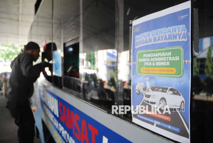 Warga melakukan pembayaran pajak kendaraan bermotor di lokasi layanan Samsat Keliling (Ilustrasi)