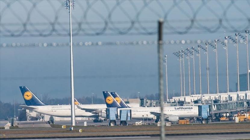 Lufthansa membatalkan lebih dari 1.000 penerbangan pada Rabu (27/7/2022) karena pemogokan kerja karyawan terkait tuntutan kenaikan gaji.
