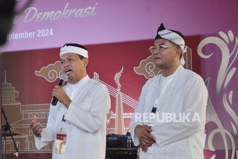 Pasangan calon (paslon) gubernur dan wakil gubernur Jawa Barat (Jabar) Dedi Mulyadi dan Erwan Setiawan menyampaikan sambutan saat Deklarasi Kampanye Damai Pemilihan Gubernur dan wakil Gubernur Jabar 2024 yang digelar KPU Jabar, di Laswi Heritage, Kota Bandung, Selasa (24/9/2024). Kegiatan yang bertajuk Inisiasi Budaya Demokrasi ini merupakan langkah simbolis dalam rangka mendukung Pemilu damai dalam ajang kontestasi Pilkada Serentak 2024.