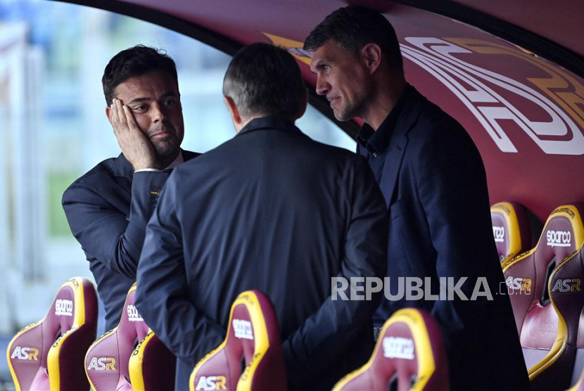 Paolo Maldini (kanan). Maldini dan Ricky Massara telah didepak oleh Milan. 