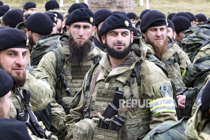 Prajurit berkumpul untuk menghadiri peninjauan pasukan dan perangkat keras militer Republik Chechnya di Grozny, ibu kota Republik Chechnya, Rusia, Jumat, 25 Februari 2022.