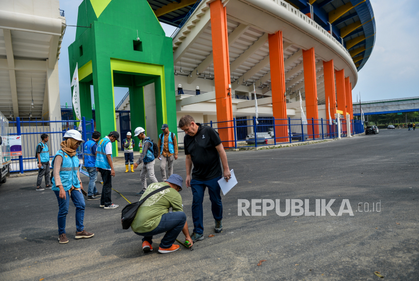 Delegasi FIFA mengukur jalan saat meninjau Stadion Si Jalak Harupat di Kutawaringin, Kabupaten Bandung, Jawa Barat, Jumat (24/3/2023). Kunjungan tersebut dilakukan dalam rangka meninjau kesiapan Stadion Stadion Si Jalak Harupat yang ditunjuk sebagai salah satu tempat bertanding bagi tim yang berlaga pada ajang Piala Dunia U-20 Indonesia yang akhrinya dibatalkan.