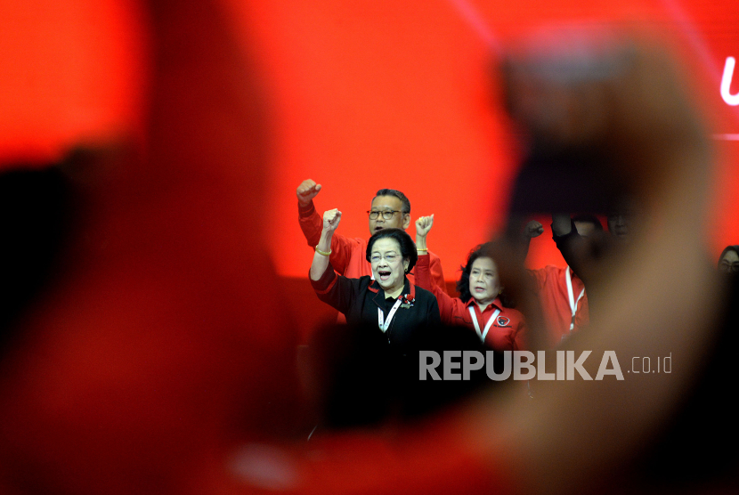 Ketua Umum PDI Perjuangan Megawati Soekarnoputri berpidato pada penutupan Rakenrnas IV PDIP di JIExpo Kemayoran, Jakarta, Ahad (1/10/2023). 