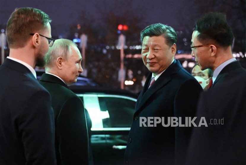  Presiden China Xi Jinping (kedua kanan) dan Presiden Rusia Vladimir Putin (kedua kiri) pergi setelah resepsi untuk menghormati kunjungan pemimpin China ke Moskow di Kremlin Moskow, Rusia, Selasa (21/3/2023). Presiden China Xi Jinping tiba di Moskow pada kunjungan tiga hari, yang akan berlangsung dari 20 hingga 22 Maret, menurut lembaga negara Rusia dan China. Xi Jinping mengunjungi Rusia untuk meningkatkan kemitraan bersama dan mengembangkan bidang-bidang utama kerja sama ekonomi Rusia-Tiongkok.