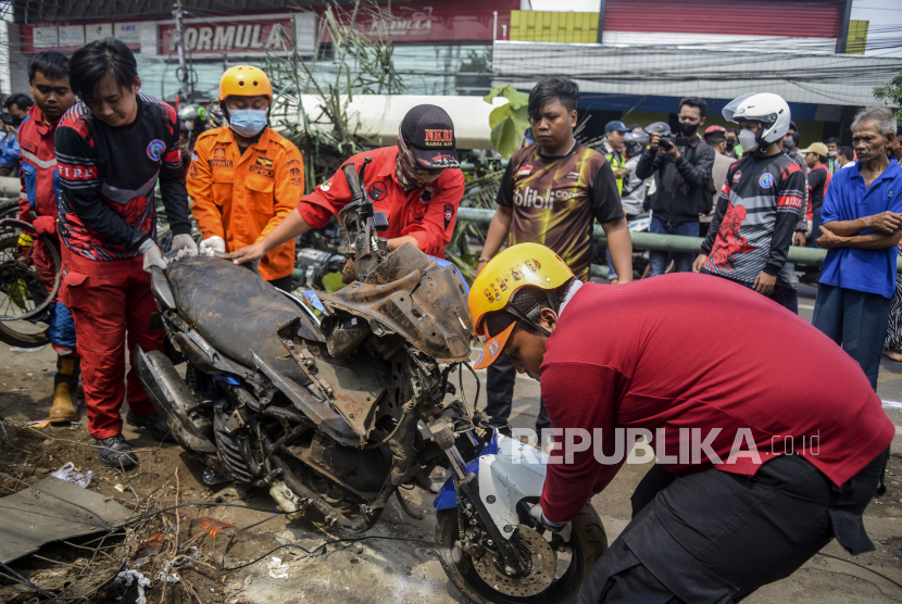 Petugas mengevakuasi motor yang hancur ditabrak truk di Jalan Sultan Agung, Bekasi, Jawa Barat, Rabu (31/8/2022). PT Jasa Raharja (Persero) mencatat peningkatan jumlah santunan kecelakaan lalu lintas secara nasional pada semester I 2022. 