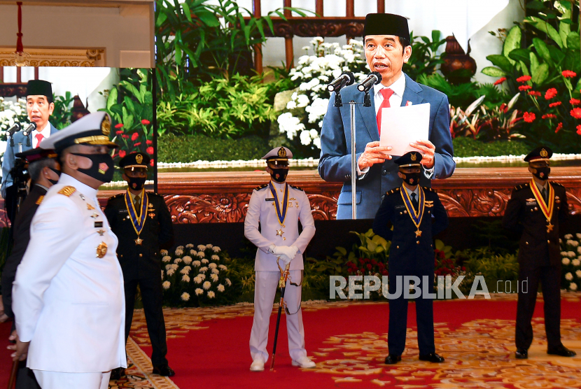 Sejumlah perwira remaja peraih Adhi Makayasa mendengarkan pengarahan dari Presiden Joko Widodo dalam Prasetya Perwira (PRASPA) TNI dan POLRI Tahun 2020 di Istana Negara, Jakarta, Selasa (14/7/2020). 