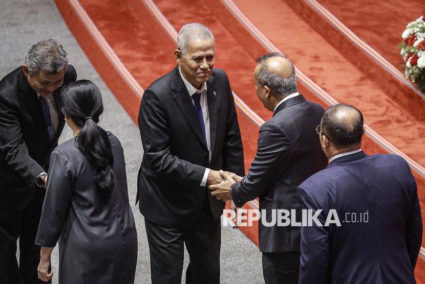 Ketua Dewan Komisioner Lembaga Penjamin Simpanan (DK LPS) Terpilih Anggito Abimanyu (tengah) berjabat tangan dengan Pimpinan DPR saat mengikuti Rapat Paripurna DPR RI ke-5 Masa Persidangan I Tahun Sidang 2025-2026 di Kompleks Parlemen, Senayan, Jakarta, Selasa (23/9/2025). Rapat paripurna DPR menyetujui Dewan Komisioner (DK) LPS yang terdiri dari satu Ketua DK, satu Wakil Ketua DK serta dua Anggota DK periode 2025-2030 yang sebelumnya lolos fit and proper test oleh Komisi XI DPR. 