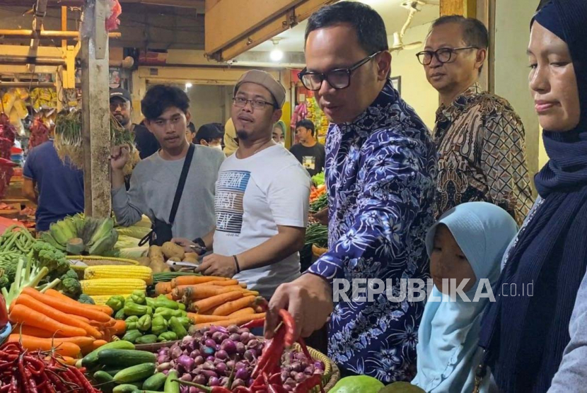 Wali Kota Bogor, Bima Arya Sugiarto, melakukan sidak ke Pasar Kebon Kembang Blok CD terkait ketersediaan minyak horeng Minyakita.