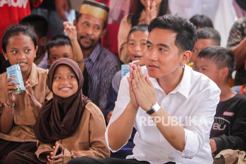 Wakil Presiden Terpilih Gibran Rakabuming Raka menyapa warga saat mengunjungi Rumah Susun Muara Baru di Penjaringan, Jakarta Utara, Rabu (24/4/2024). 