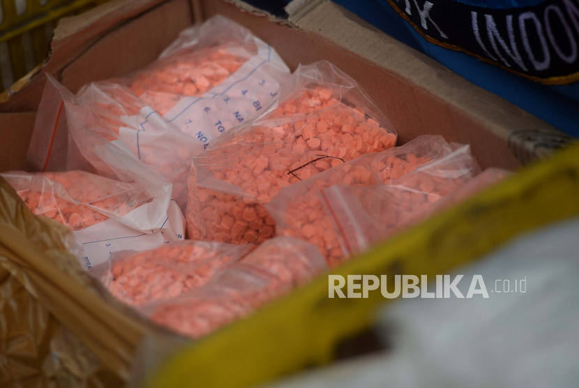 Sejumlah barang bukti narkotika ditunjukan saat Pemusnahan Barang Bukti Narkotika ke-4 tahun 2020 di Kantor BNN, Cawang, Jakarta, Jumat (3/7). BNN memusnahkan sabu seberat 86.623 gram, ekstasi 80.430 butir, tembakau gorila 211 gram, dan dimetiltriptamina 1.538 gram yang merupakan hasil pengungkapan dari delapan kasus berbeda.Prayogi/Republika