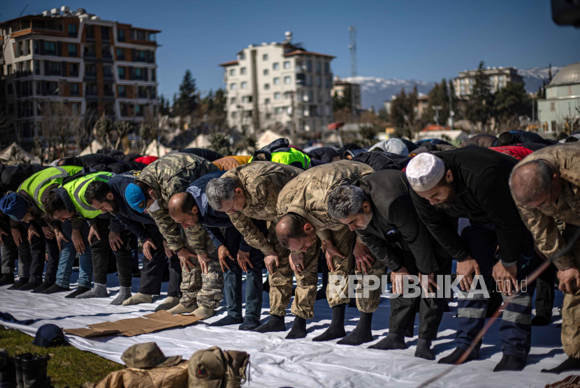 Orang-orang menghadiri shalat Jumat di tenda penampungan setelah gempa bumi dahsyat, di Hatay, Turki.