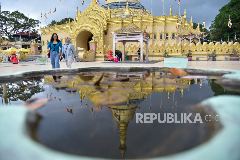 Sejumlah warga berkunjung di Taman Alam Lumbini, Karo, Sumatera Utara, Ahad (2/7/2023). Taman seluas tiga hektare tersebut memiliki pagoda mirip Pagoda Shwedagon Myanmar.