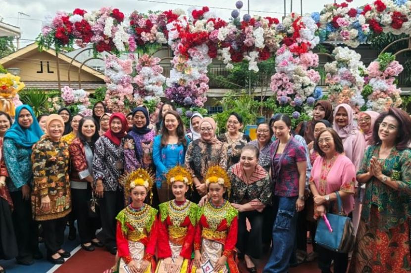 60 warga ikuti pelatihan merangkai bunga di Jakarta Barat.
