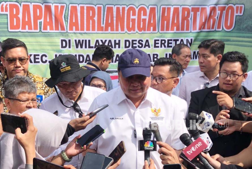 Menteri Koordinator Bidang Perekonomian, Airlangga Hartarto, membagikan secara langsung bantuan pangan beras kepada warga di Desa Eetan Kulon, Kecamatan Kandanghaur, Kabupaten Indramayu, Rabu (24/1/2024). 