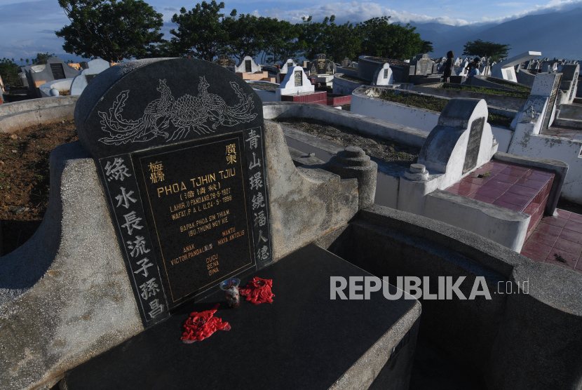 Warga keturunan Tionghoa berziarah ke makam keluarga sebagai bentuk penghormatan kepada leluhur. (Ilustrasi)