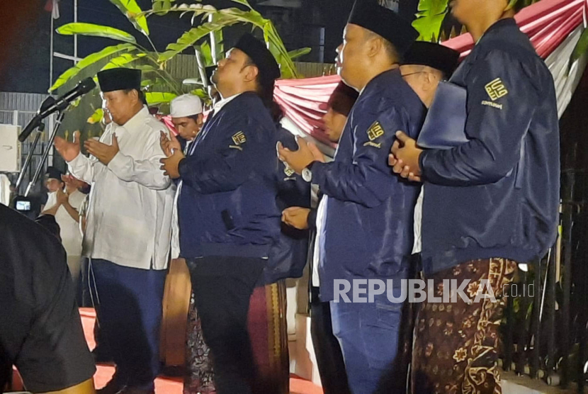 Calon presiden dari Koalisi Indonesia Maju (KIM) Prabowo Subianto berpidato usai menerima dukungan dari Solidaritas Ulama Muda Jokowi (Samawi) di kediamannya, Jalan Kertanegara, Jakarta Selatan, Sabtu (7/10/2023) malam.