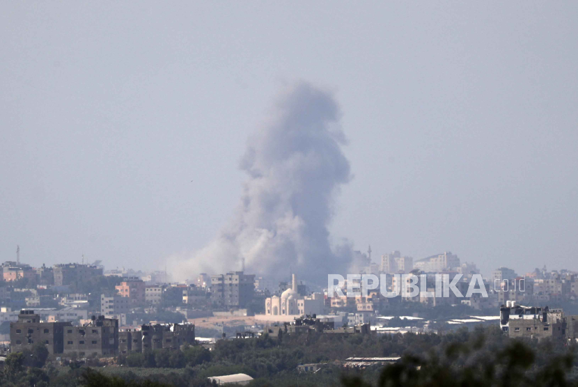 Awan asap membubung dari kota Beit Lahia akibat serangan udara Israel di Gaza utara, seperti yang terlihat dari Israel.
