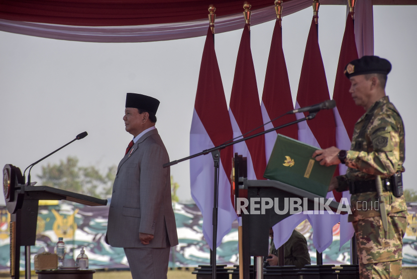 Presiden RI Jenderal (Purn) Prabowo Subianto menjadi inspektur Upacara Penetapan Komponen Cadangan di Lapangan Pusdiklatpassus, Batujajar, Kabupaten Bandung Barat, Jawa Barat.