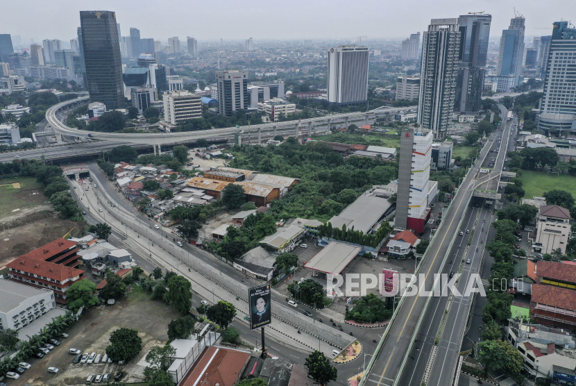 Foto udara kawasan Mampang Prapatan di Jakarta, Jumat (1/5/2020). Hingga hari ke-21 pemberlakuan Pembatasan Sosial Berskala Besar (PSBB), Pemprov DKI Jakarta telah menutup sementara 126 perusahaan yang melanggar Pergub Nomor 33 Tahun 2020 tentang Pelaksanaan PSBB dalam Penanganan COVID-19
