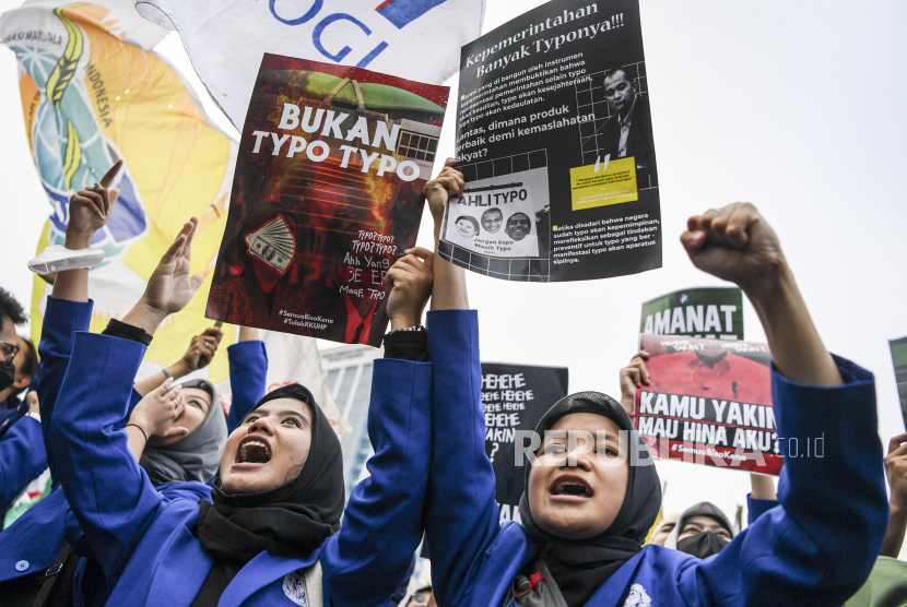 Sejumlah mahasiswa membentangkan poster saat aksi unjuk rasa di depan Gedung DPR, Senayan, Jakarta, Selasa (28/6/2022). Pengunjuk rasa yang berasal dari berbagai  universitas tersebut menolak pengesahan Rancangan Kitab Undang-Undang Hukum Pidana (RKUHP). 