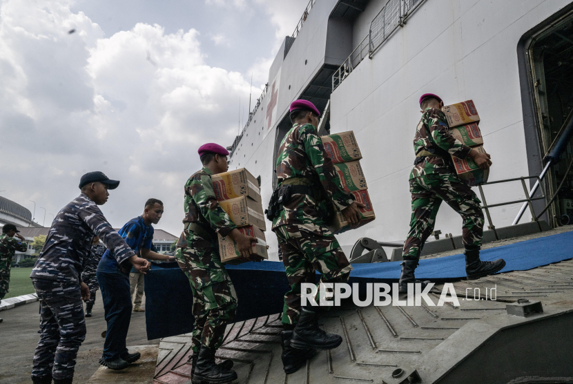 TNI AL Kerahkan Kapal Perang untuk Distribusikan Bantuan Bencana Sumatera