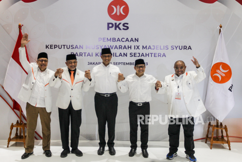 Presiden Partai Keadilan Sejahtera (PKS) Ahmad Syaikhu (kedua kiri) bersama Sekjen PKS Aboe Bakar Alhabsyi (kanan), bakal calon presiden Anies Baswedan (tengah), bakal calon wakil presiden Muhaimin Iskandar (kedua kanan) usai Rapat Majelis Syuro PKS di kantor DPP PKS, Pasar Minggu, Jakarta, Jumat (15/9/2023). Rapat tersebut menghasilkan kepastian dukungan PKS terhadap pencalonan Ketua Umum PKB Muhaimin Iskandar sebagai pasangan Anies Baswedan dalam Pemilu Presiden 2024. 