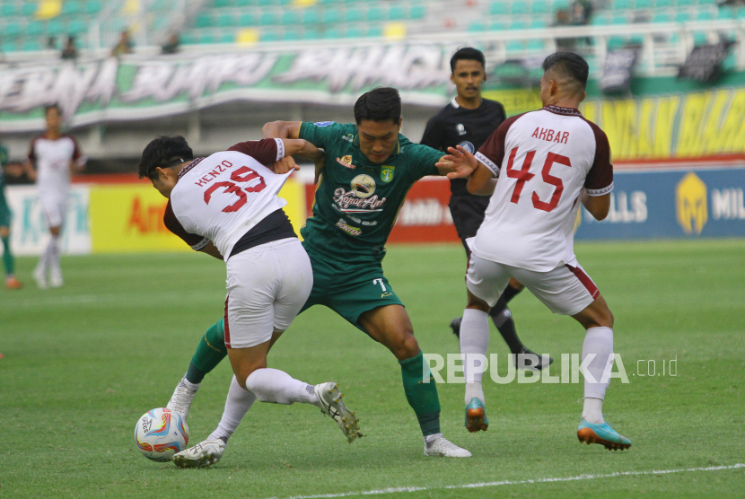 Pesepak bola Persebaya Song Uiyoung (tengah) berusaha melewati pesepak bola PSM Kenzo Nambu (kiri) dan Akbar Tanjung (kanan) saat pertandingan Liga 1 di Stadion Gelora Bung Tomo, Surabaya, Jawa Timur, Jumat (18/8/2023). Persebaya mengalahkan PSM dengan skor 1-0.  