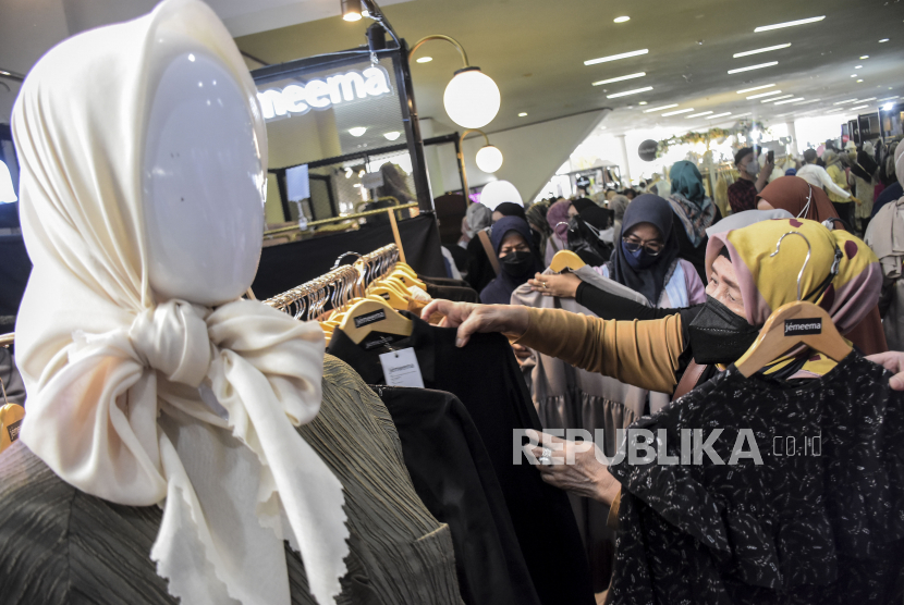 Pengunjung memilih produk fesyen muslim pada gelaran Indonesia Hijab Fest 2022 di Sasana Budaya Ganesha (Sabuga), Jalan Tamansari, Kota Bandung, Kamis (1/9/2022). ilustrasi