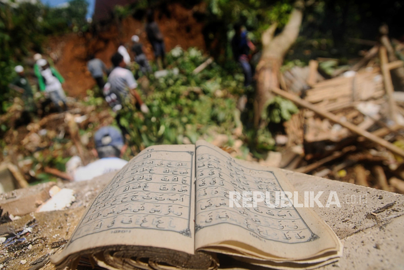 Buku Iqra yang ditemukan diantara puing-puing bangunan hancur akibat longsor (ilustrasi). BPBD Bogor mengevakuasi warga yang rumahnya terancam longsor di Bogor.