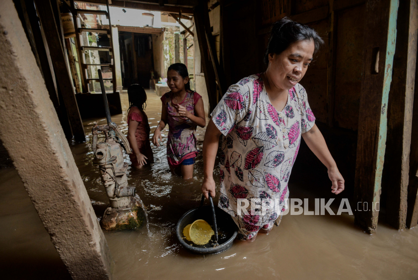 Warga beraktivitas di area pemukiman yang terendam banjir di kawasan Kebon Pala II, Jakarta, Rabu (3/2). Banjir tersebut terjadi akibat luapan kali Ciliwung setelah tingginya curah hujan pada Rabu (3/2) dini hari dengan ketinggian berkisar 10-20 centimeter . Republika/Thoudy Badai