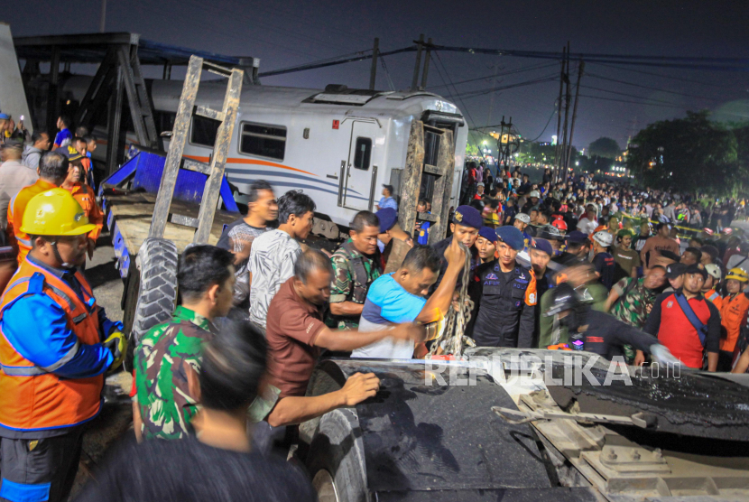 Petugas gabungan dan relawan berupaya mengevakuasi truk tronton yang tertabrak kereta api KA 112 Brantas. Proses evakuasi selesai, dua jalur kereta di Semarang sudah kembali bisa dilalui.