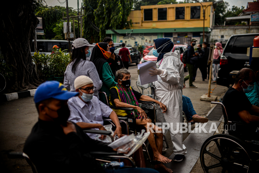 Tenaga kesehatan memeriksa sejumlah pasien di halaman RSUD Chasbullah Abdulmajid Kota Bekasi, Jawa Barat, Ahad (27/6). Kasus Covid-19 di Indonesia masih terus mengalami lonjakan, berdasarkan data dari Satuan Tugas Penanganan Covid-19 pada Minggu 27 Juni 2021 jumlah kasus positif covid-19 bertambah sebanyak 21.324 orang dengan total kasus Covid-19 di Indonesia mencapai 2.115.304 orang. Republika/Thoudy Badai