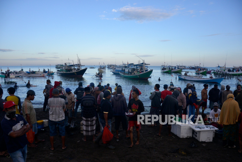 Suasana transaksi jual beli para nelayan dan pedagang di Tempat Pelelangan Ikan (TPI) Be